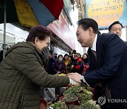 마산 시민들과 인사하는 윤석열 대통령