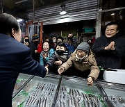 마산 시민들과 인사하는 윤석열 대통령