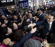 마산 시민들과 인사하는 윤석열 대통령