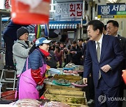 마산어시장 찾은 윤석열 대통령