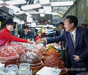 마산어시장 찾은 윤석열 대통령