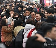 마산 시민들 만난 윤석열 대통령