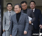 미소 지으며 입장하는 윤재옥 원내대표