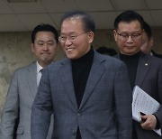 미소 지으며 입장하는 윤재옥 원내대표