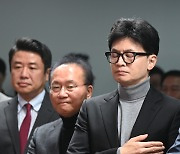 국기에 경례하는 한동훈 비대위원장