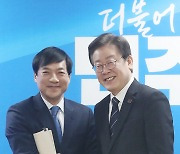 악수 나누는 이재명 대표·이성윤 전 서울중앙지검장