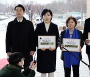 친명 김동아 변호사, 평택갑 후보 사퇴…"민주당으로 뭉쳐야"