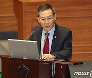 대정부질문에 답하는 이종호 장관