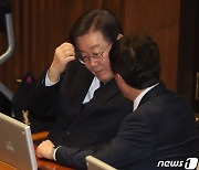 김민석 의원과 대화하는 이재명 대표