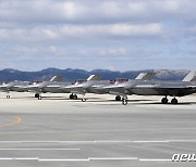 이륙 전 정대하는 공군 F-35A