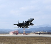 이륙하는 F-15K 전투기