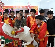 中 저명 경제학자 "현금쿠폰 발행 시급…韓서 배워야"