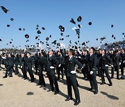 바닥으로 떨어지는 ROTC 지원, 필기시험 폐지 등 국방부 팔 걷었다