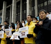 Bereaved families of Sewol ferry tragedy criticize KBS for giving up its role of media