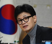 전통시장 상인회와 간담회하는 한동훈 비대위원장