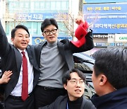 한동훈 “우리와 이재명 인생 비교해 달라”…원희룡과 계양을 출격