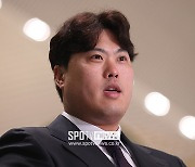 MLB 다년계약 거부, 힘 있을 때 한화 복귀…류현진에게 '의리남' 구로다의 향기가 난다