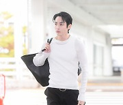 [TD포토] 이수혁 '횡단보도 런웨이'