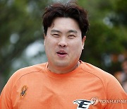 미소 보이는 류현진