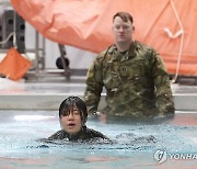 샌드허스트 경연대회 앞두고 교육받는 육사 생도들