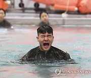 샌드허스트 경연대회 앞두고 교육받는 육사 생도들