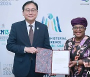 WTO 사무총장에 공여 증서 전달하는 정인교 통상교섭본부장