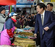 해외순방 대신 전통시장으로…윤대통령, 당무 거리두며 민생 행보