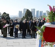 주북 러시아 대사관, 해방탑·소련군열사묘에 화환