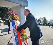 주북 러시아 대사관, 해방탑·소련군열사묘에 화환