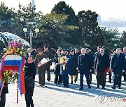 주북 러시아 대사관, 해방탑·소련군열사묘에 화환