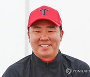 밝은 표정의 이범호 감독