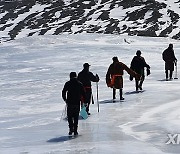 CHINA-QINGHAI-TIBETAN HERDERS-GLACIER GUARDIAN (CN)