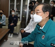 [포토]국군수도병원 찾아 환자 보호자와 의료진 격려하는 한덕수 국무총리