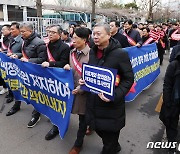 '한자리에 모인 의사들, 대통령실 앞으로'