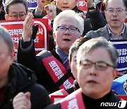 구호 외치는 의사들 '의대정원 증원 반대'