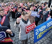 '의대 증원 저지 위해 한지리에 모인 의사들'