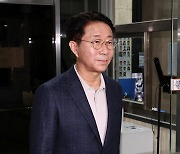 회의 참석하는 조정식 사무총장