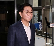 회의 참석하는 조정식 사무총장