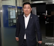 회의 참석하는 김병기 간사