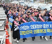 의료 공백 커지는데…의협 “정부 정책 강행땐 끝까지 저항”