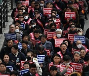 거리 행진하는 의사들 “의대 증원 원점 재논의하라” [포토多이슈]