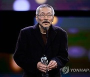 유인촌 장관, 베를린영화제 심사위원대상 홍상수 감독에 축전