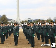 임관선서 하는 육사 80기 졸업생들