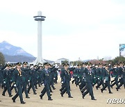 육사 80기 임관장교들의 늠름한 행진