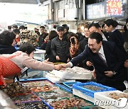 전통시장 상인 격려하는 윤석열 대통령