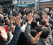 서산 시민들과 인사 나누는 윤 대통령