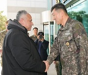 최성혁 해작사령관, 美 해군성장관과 연합방위태세 강화 논의