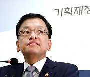 [속보] 최상목 "밸류업 우수기업, 지수 편입·모범납세자 선정 우대"