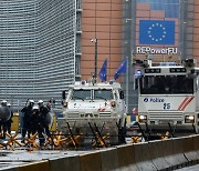 성난 유럽 농민, 폴란드-독일 국경 차단하고 브뤼셀 EU 본부 앞 점거