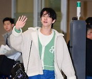 세븐틴 조슈아 ‘팬들 향해 달콤한 손인사’